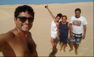 Dona Arlete com os três filhos