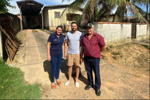 Filipe e amigos em frente a residência onde nasceu